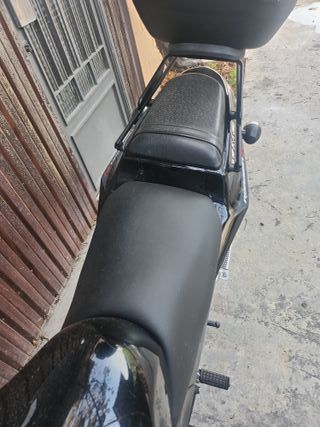 Moto negra con maletero