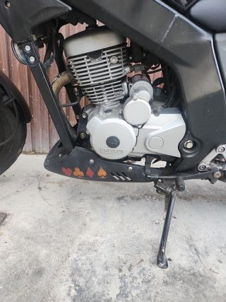 Moto negra con maletero