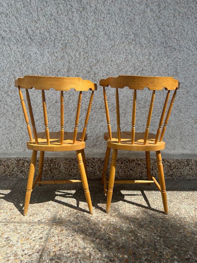 Mesa redonda y 4 sillas de madera