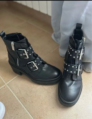 Botines negros Stradivarius con tachuelas-hebillas