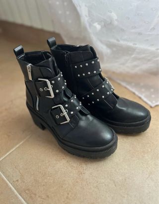 Botines negros Stradivarius con tachuelas-hebillas