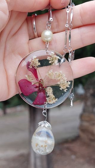 Collar con flores naturales secas y perla
