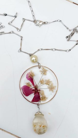 Collar con flores naturales secas y perla