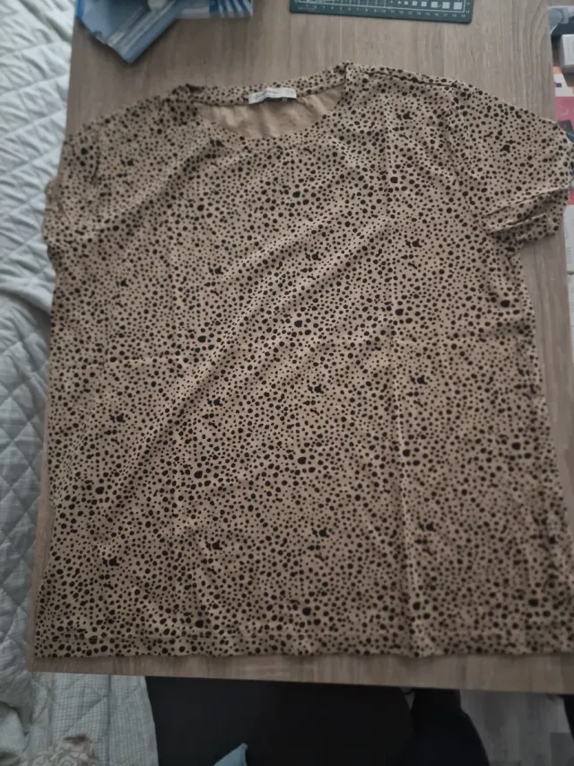 Camiseta animal print beige y negro