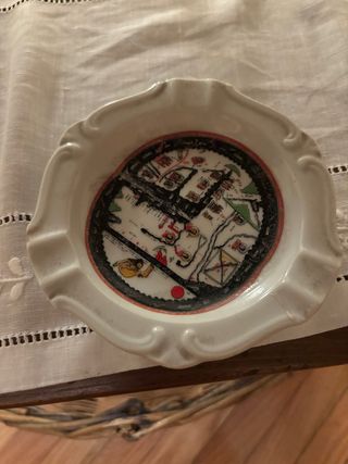 Plato cenicero de porcelana decorado