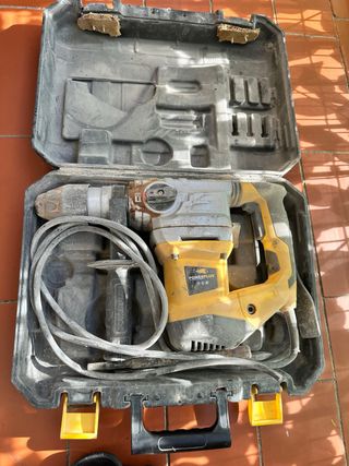 Taladro percutor Powerplus con maletín