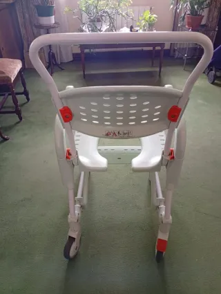 Silla de ducha con ruedas