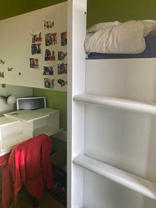 Dormitorio juvenil verde y blanco