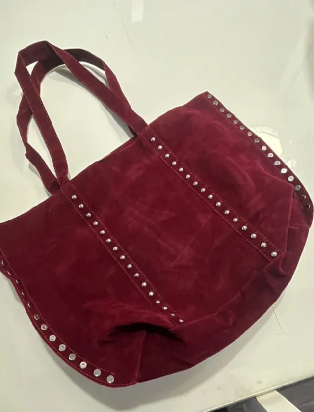 Bolso de ante con tachuelas
Color burdeos