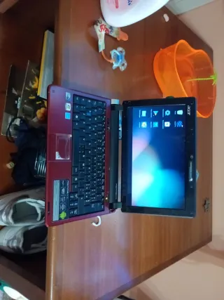 Mini PC portatile Acer rosso.