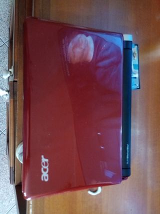 Mini PC portatile Acer rosso.