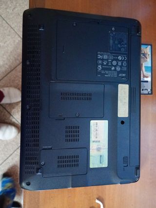 Mini PC portatile Acer rosso.