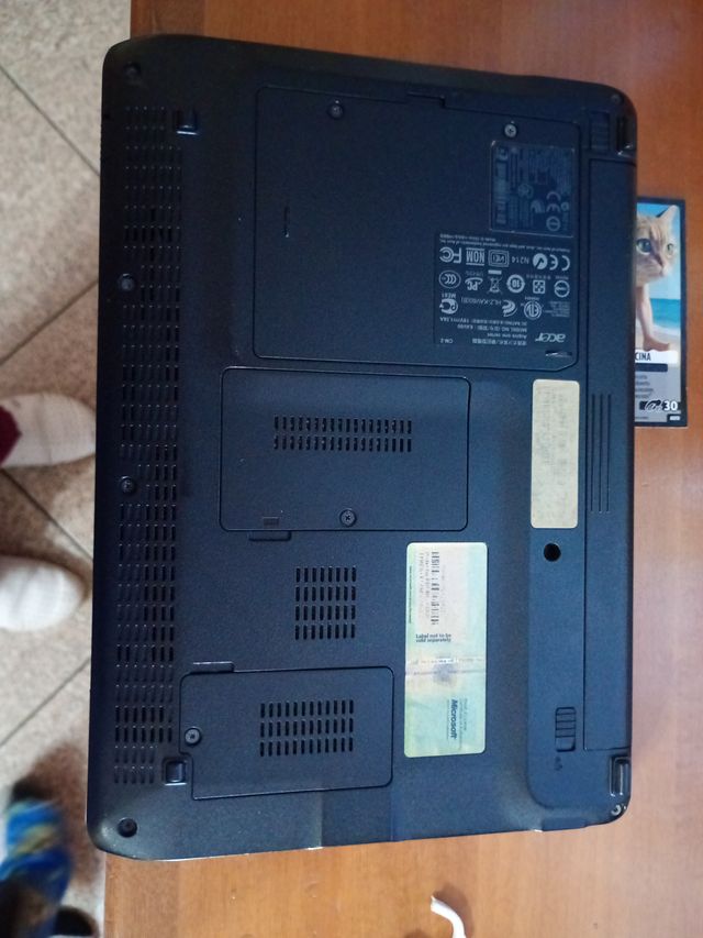 Mini PC portatile Acer rosso.