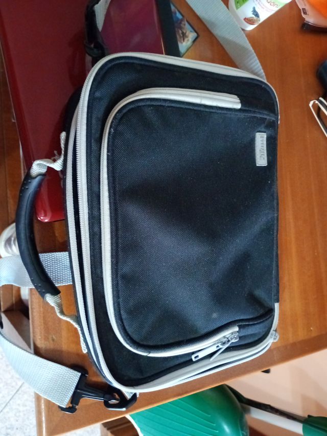 Mini PC portatile Acer rosso.