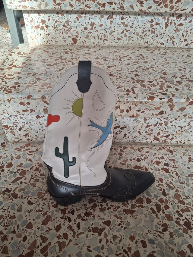 Botas de vaquero blancas y negras