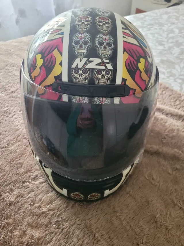 Casco de moto NZI con diseño calaveras