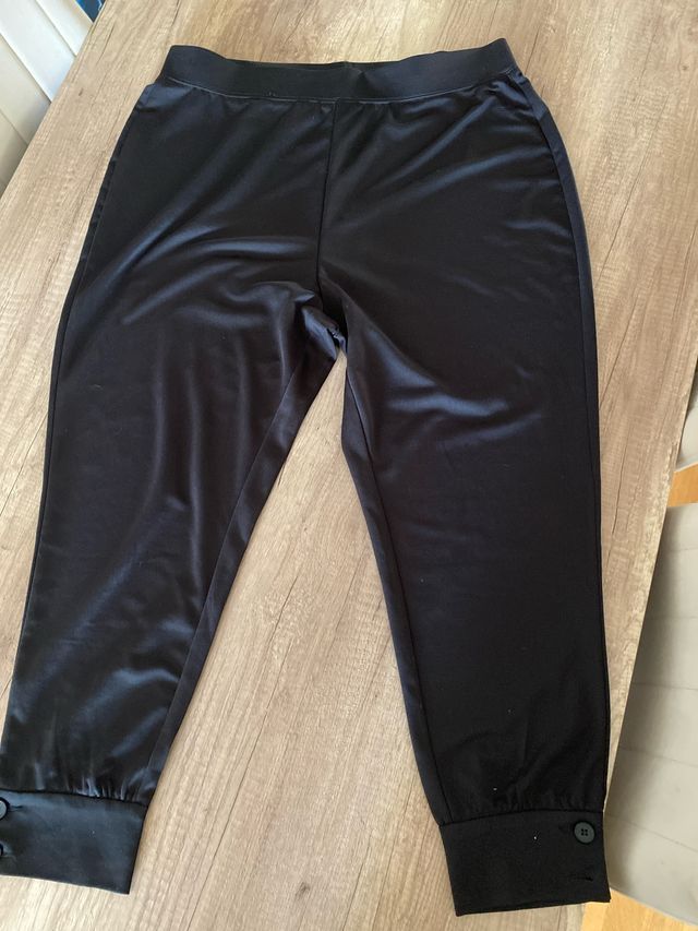 Pantalón tipo babucha negro.