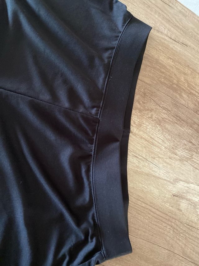 Pantalón tipo babucha negro.