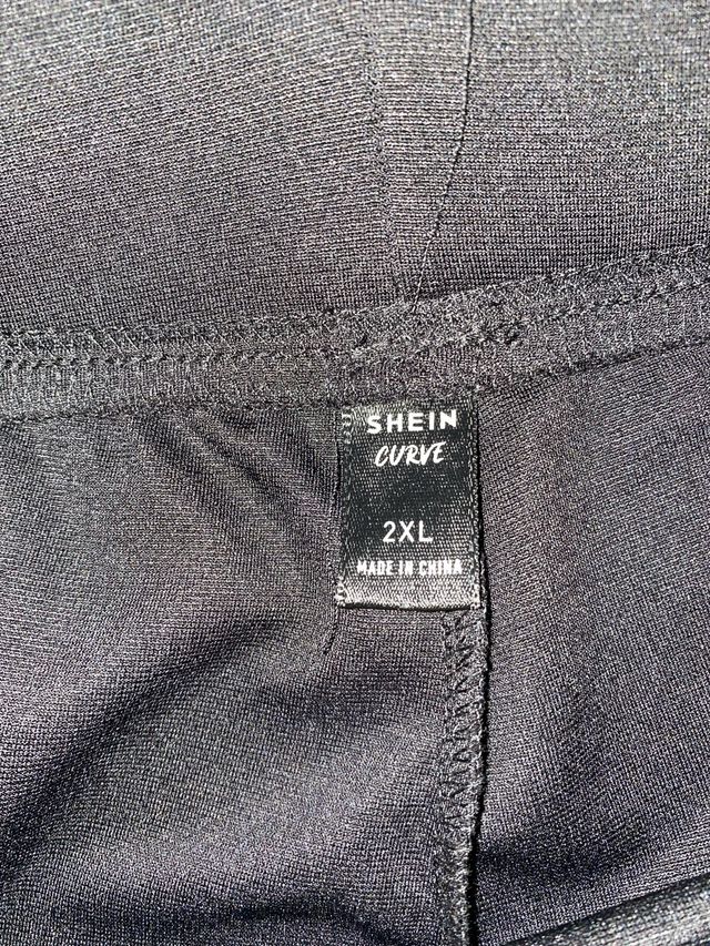 Pantalón tipo babucha negro.