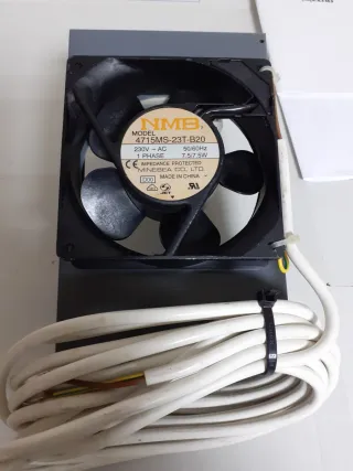 Ventilador NMB 4715MS-23T-B20 con soporte.
