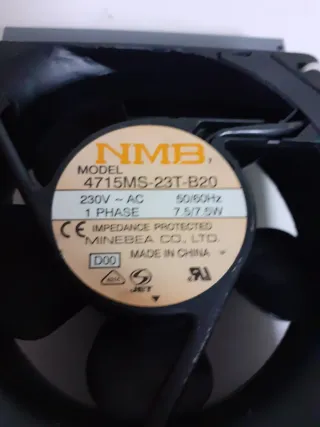 Ventilador NMB 4715MS-23T-B20 con soporte.