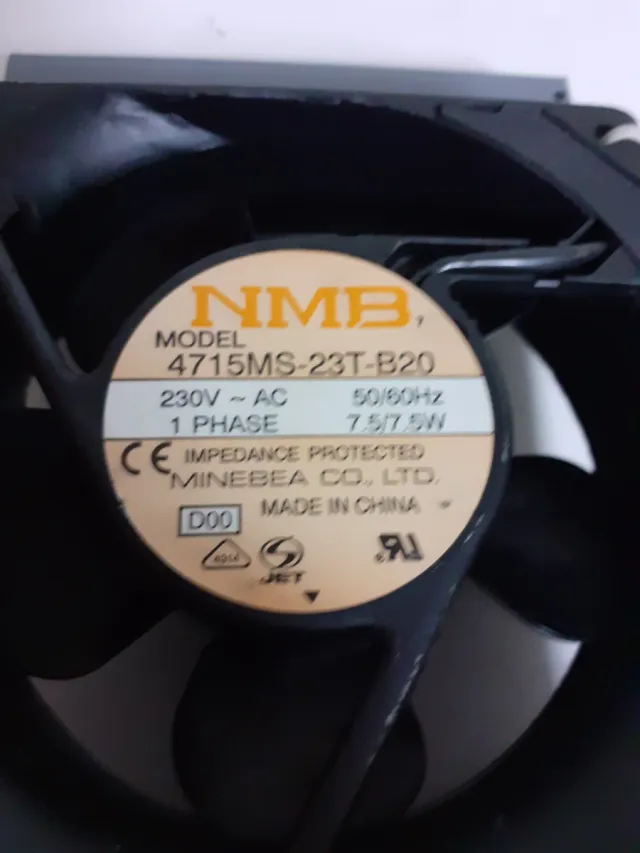 Ventilador NMB 4715MS-23T-B20 con soporte.