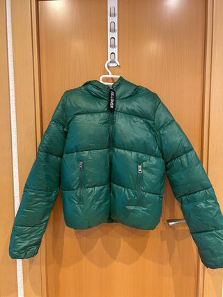 Cazadora acolchada verde Bershka