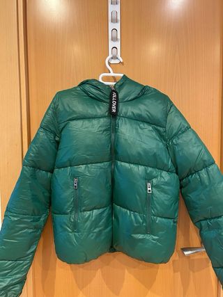 Cazadora acolchada verde Bershka