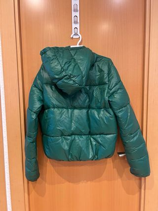 Cazadora acolchada verde Bershka