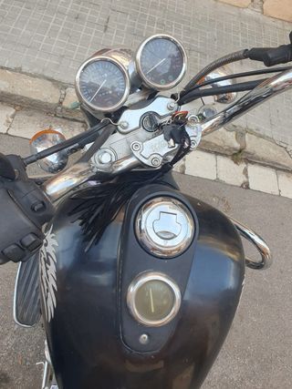 Moto 125cc Negra precio negociable