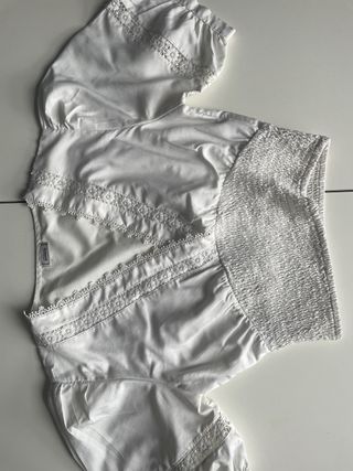 Blusa blanca con encaje