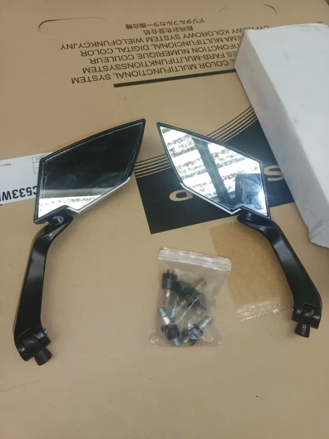 Espejos moto universales negros imitación carbono.