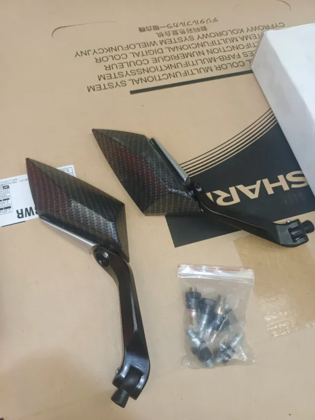 Espejos moto universales negros imitación carbono.