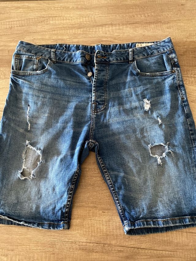 Bermuda hombre vaquera desgastada