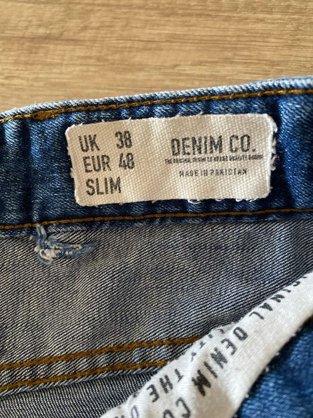 Bermuda hombre vaquera desgastada