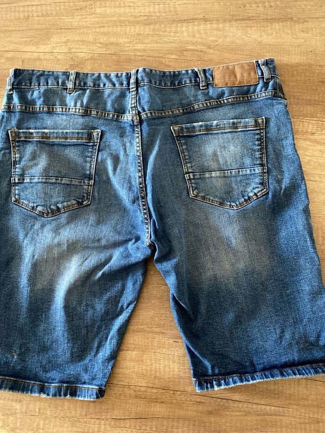 Bermuda hombre vaquera desgastada