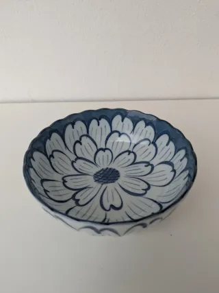Ciotola, decorata con fiori blu