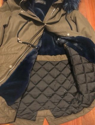Parka verde con capucha y pelo azul