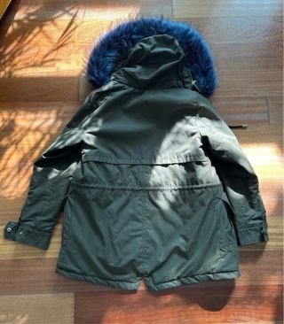 Parka verde con capucha y pelo azul