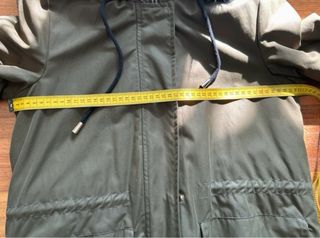 Parka verde con capucha y pelo azul