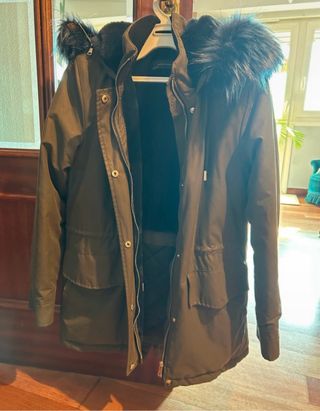 Parka verde con capucha y pelo azul