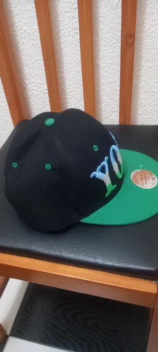 Gorra Mitchell & Ness YOLO Negra y Verde