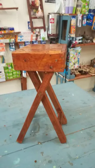 Sgabello rustico in legno