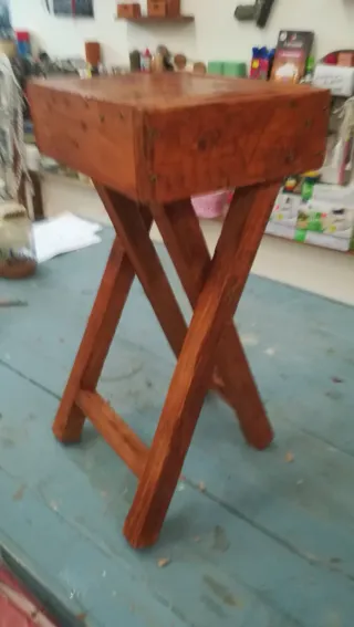 Sgabello rustico in legno