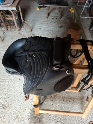 Silla de montar de cuero negra