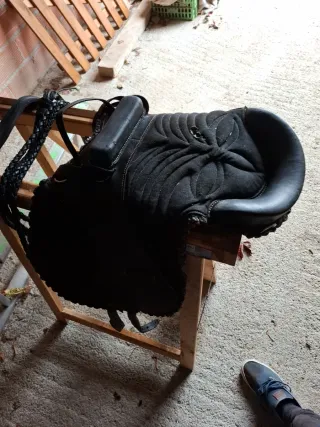 Silla de montar de cuero negra