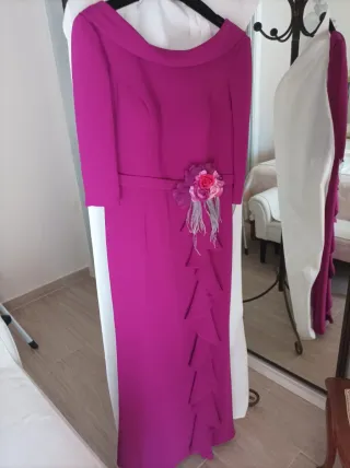 Vestido de fiesta magenta con volantes