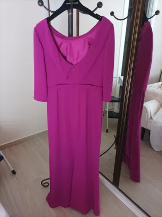Vestido de fiesta magenta con volantes