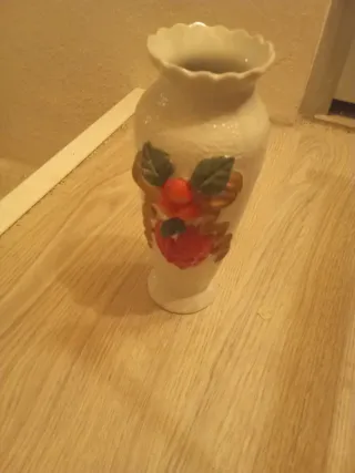 Jarrón de cerámica blanco y rojo