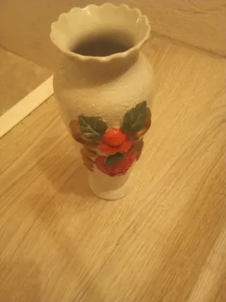 Jarrón de cerámica blanco y rojo